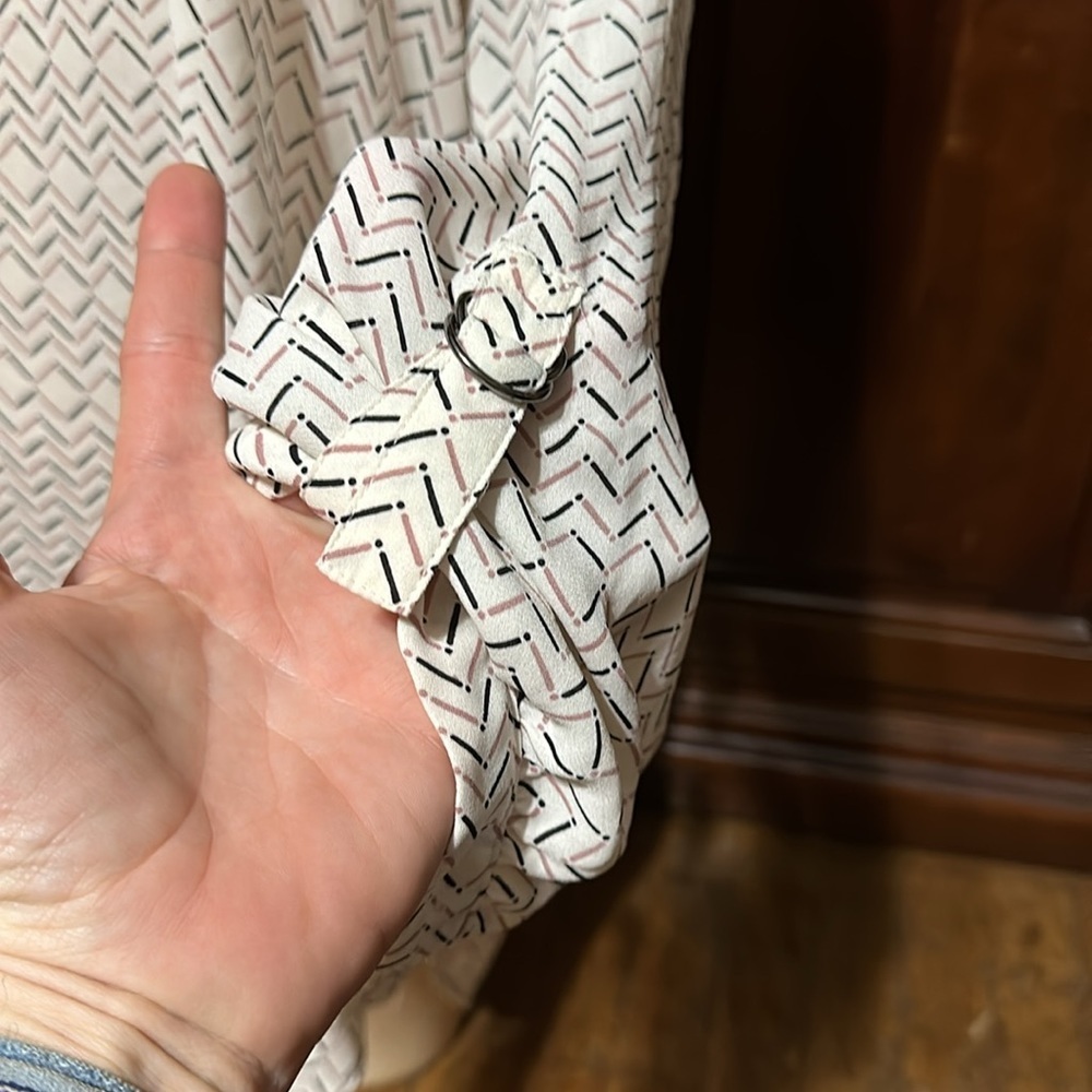 Maurices Women’s Perfect Blouse, Patterned, Roll Tab Sleeves, Large - Picture 3 of 5